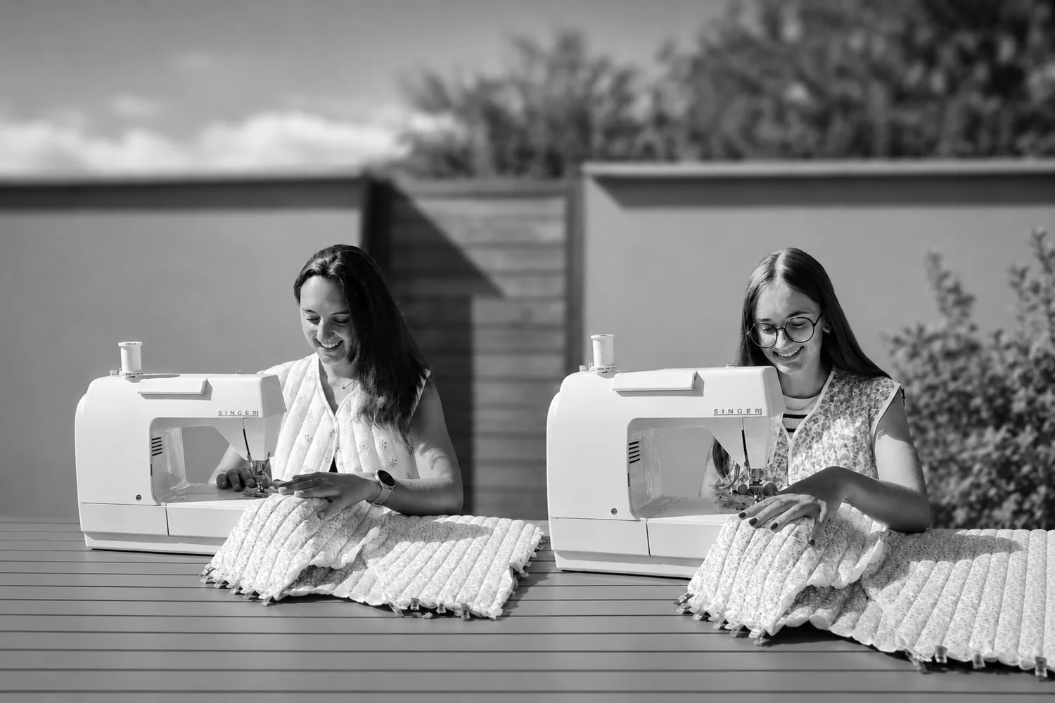 Les deux sœurs de Liséa Création cousant chacune à sa machine