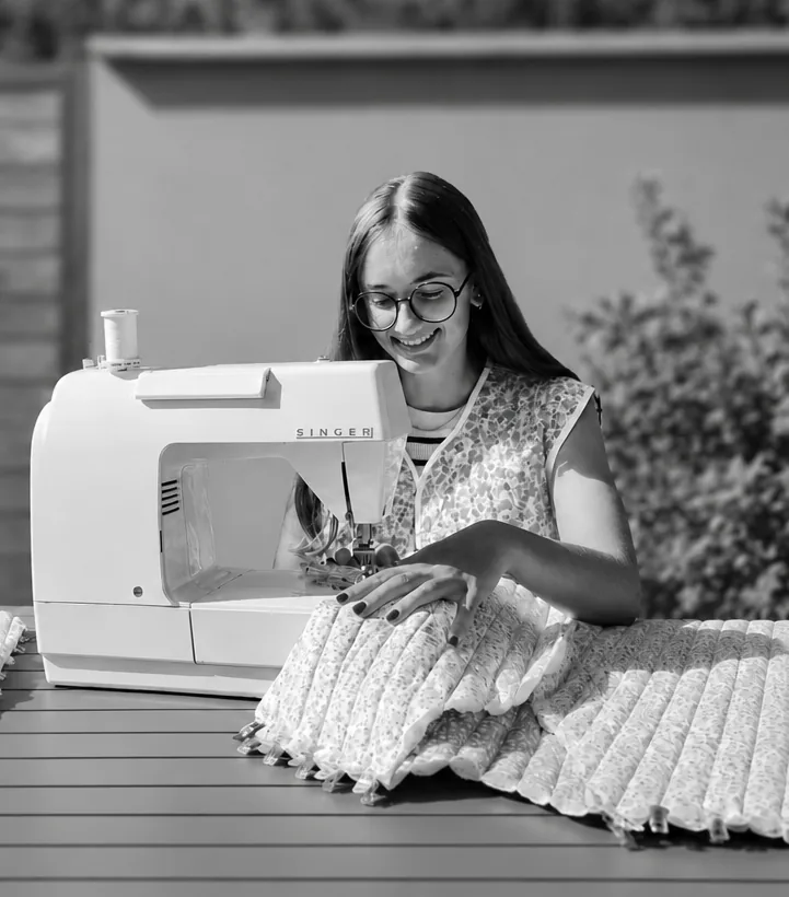 L'autre sœur à sa machine à coudre